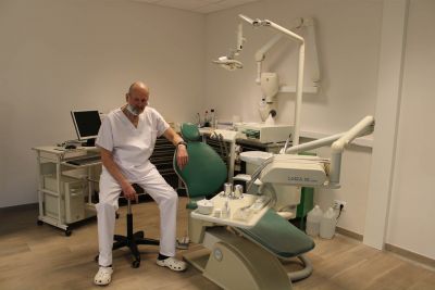 Un cabinet dentaire à l’intérieur de la maison de repos MMI à Neufvilles - Paragraphe 0 - Image 0